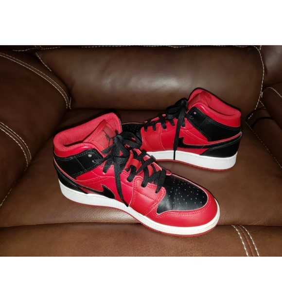 Nike Air Jordan 1 Mid Gym Red Banned Bred Shoes 554725-074 - Size 6Y - Picture 2 of 12